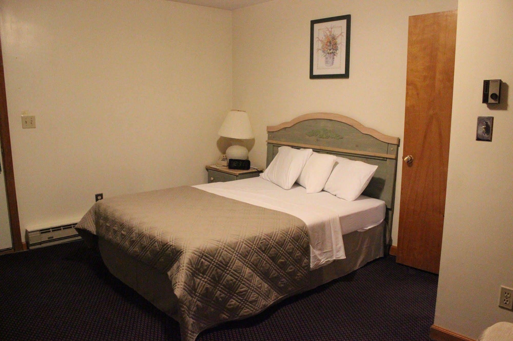 Chatham Travel Lodge Old Chatham Esterno foto