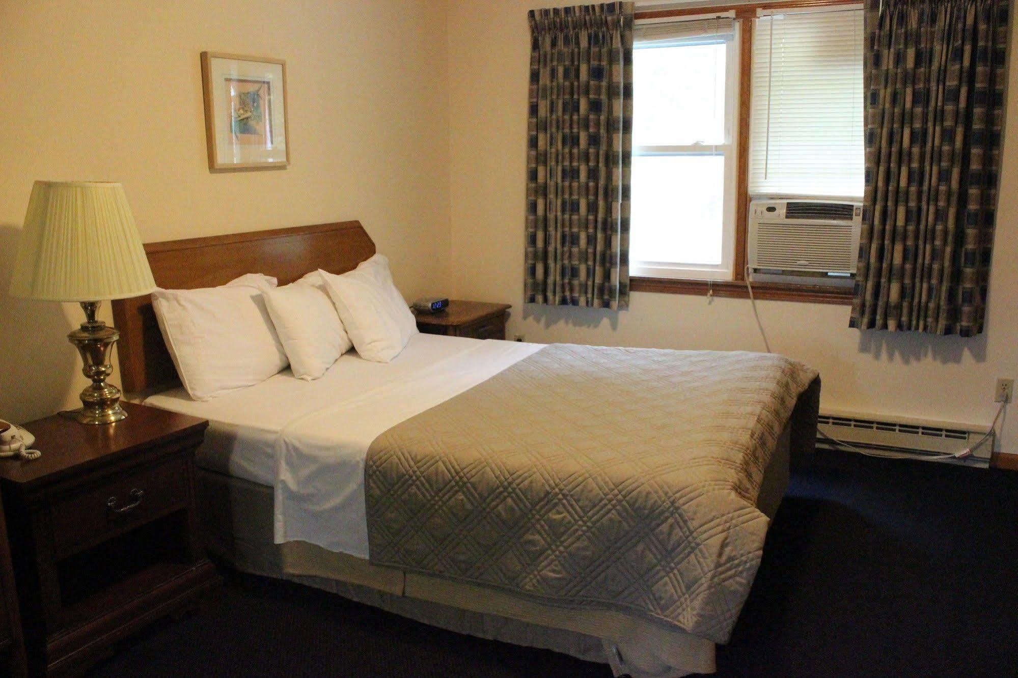Chatham Travel Lodge Old Chatham Esterno foto